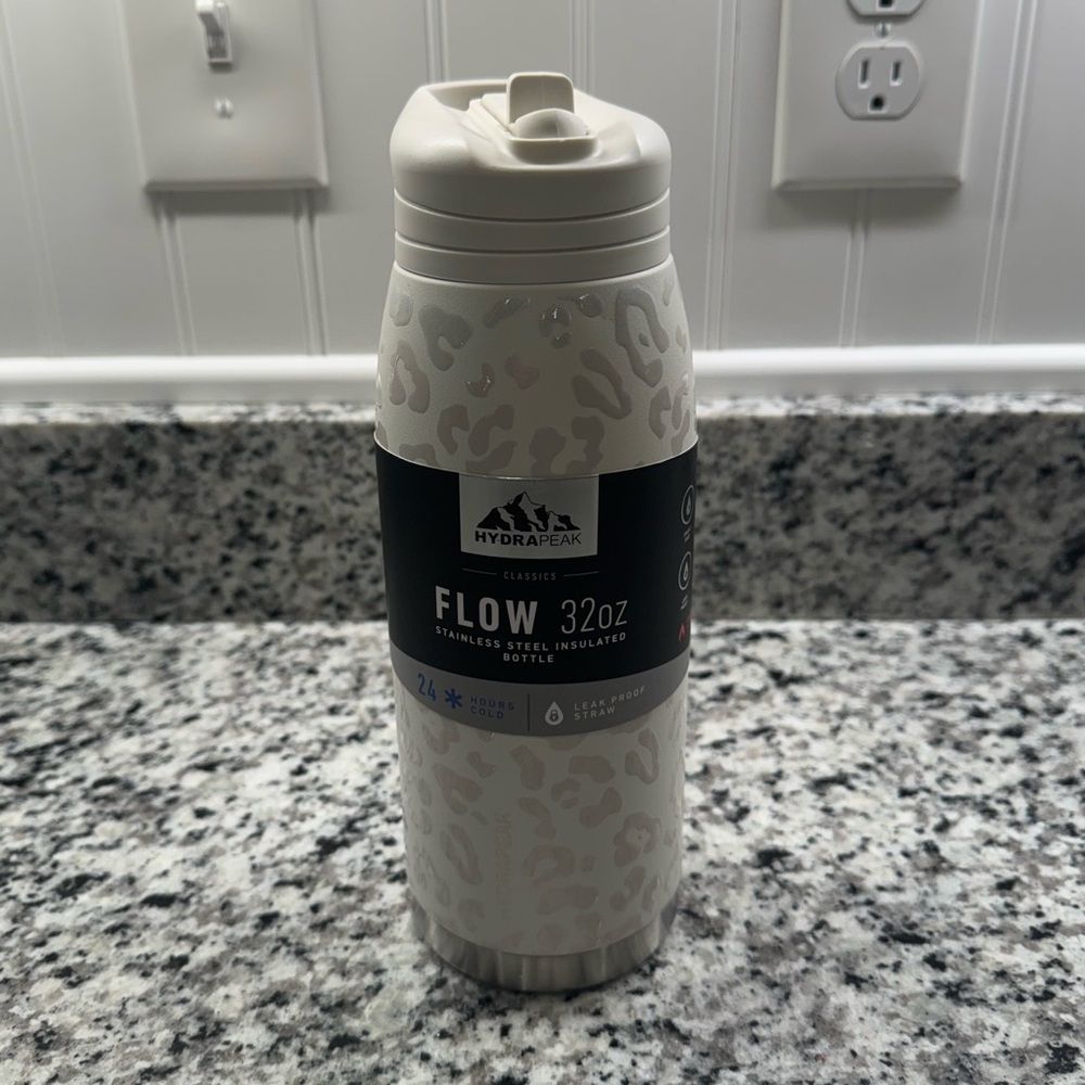 NWT Hydrapeak Water Bottle